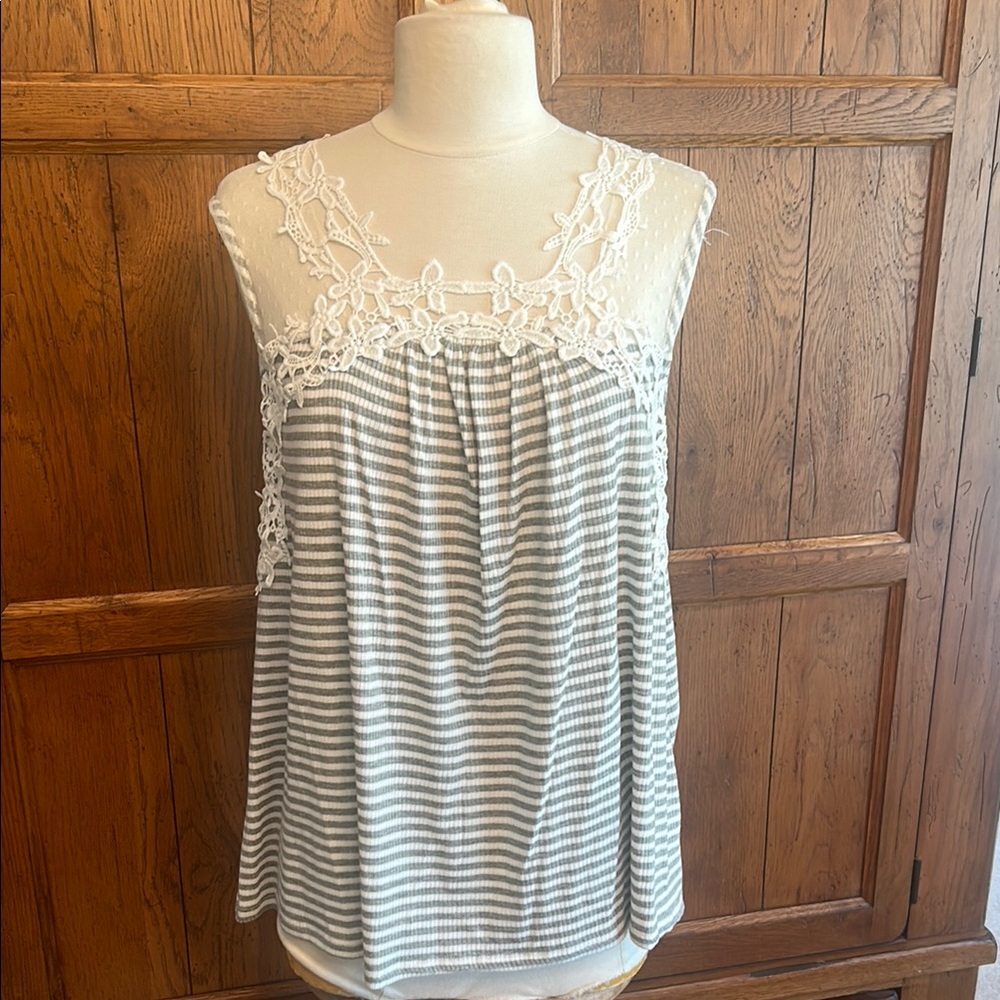 Maurices NWT⭐️Gray & White Lace Tank Top